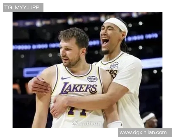 东契奇与足球明星亲密合影展现运动员友谊与激情的瞬间